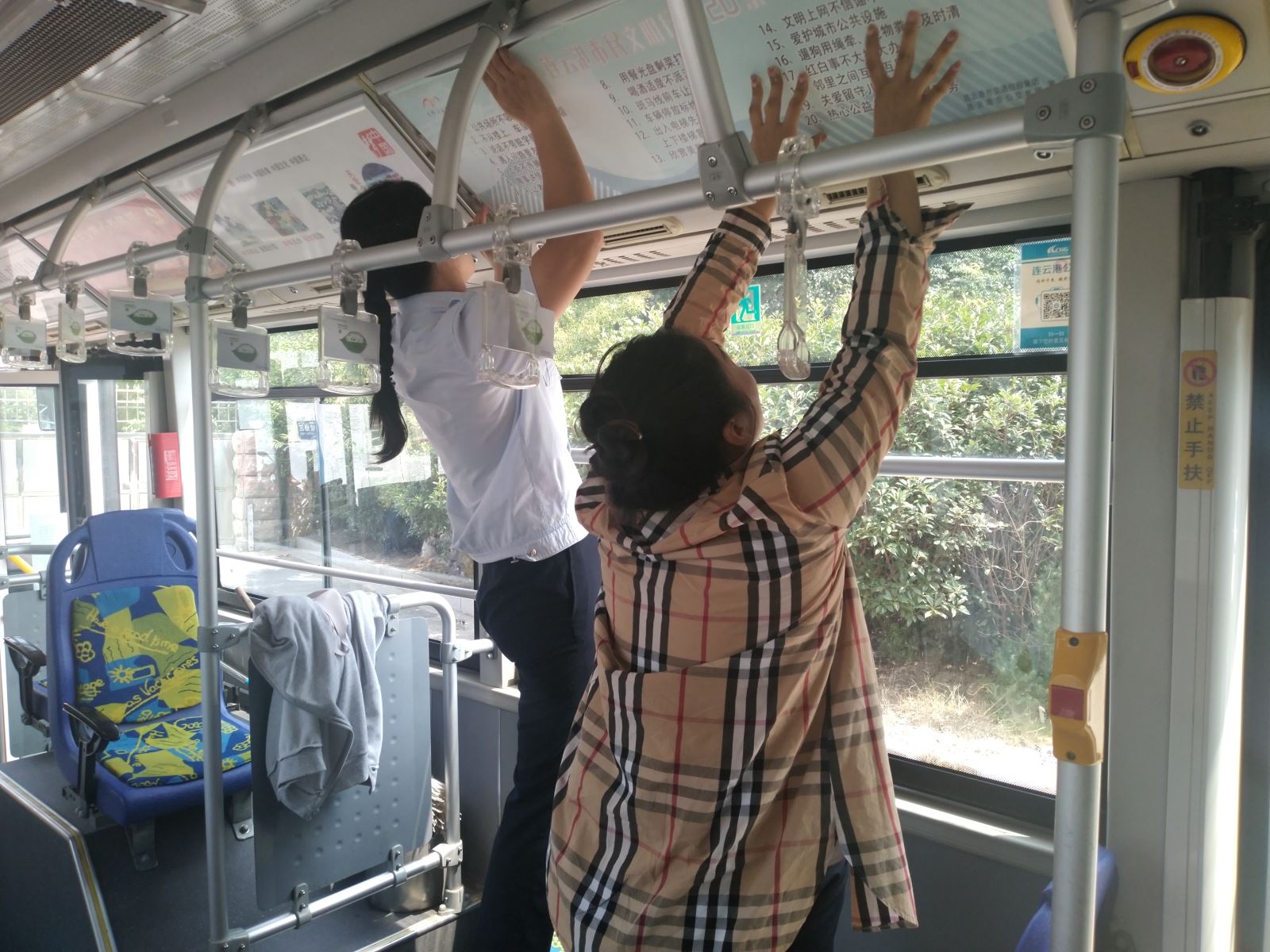 公交集團公交事業(yè)一部更換創(chuàng  )文標識標貼，助力港城創(chuàng  )文建設