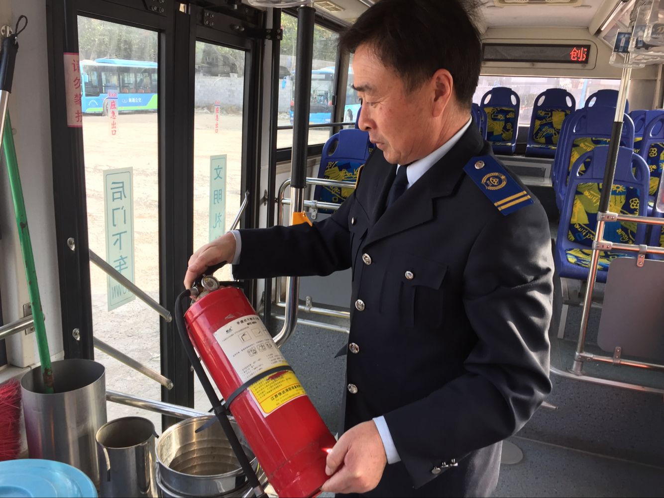 公交集團海州公司車(chē)隊開(kāi)展車(chē)輛衛生檢查