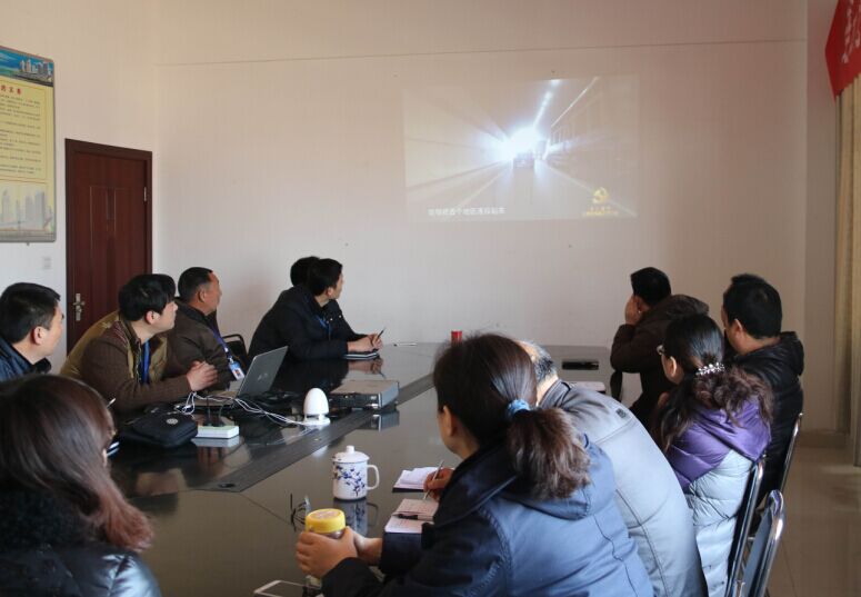 公交東部公司積極組織觀(guān)看專(zhuān)題片《對望絲路新旅程》和《調解能手錢(qián)鶴飛》