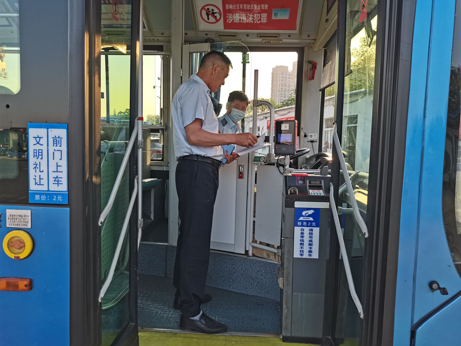 公交集團快速公交事業(yè)部 開(kāi)展車(chē)輛出場(chǎng)早檢查，扎實(shí)推進(jìn)創(chuàng  )文工作