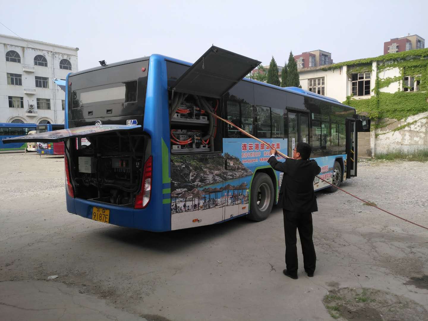 公交集團公交事業(yè)一部積極落實(shí)楊、柳絮清理工作