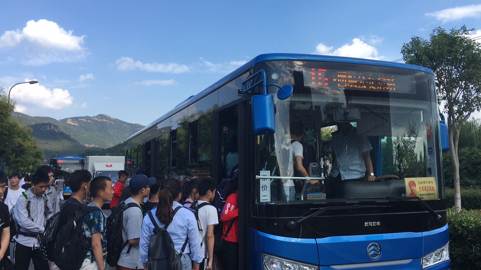 公交集團海通公交公司做好“中秋節”大學(xué)城客流疏導工作