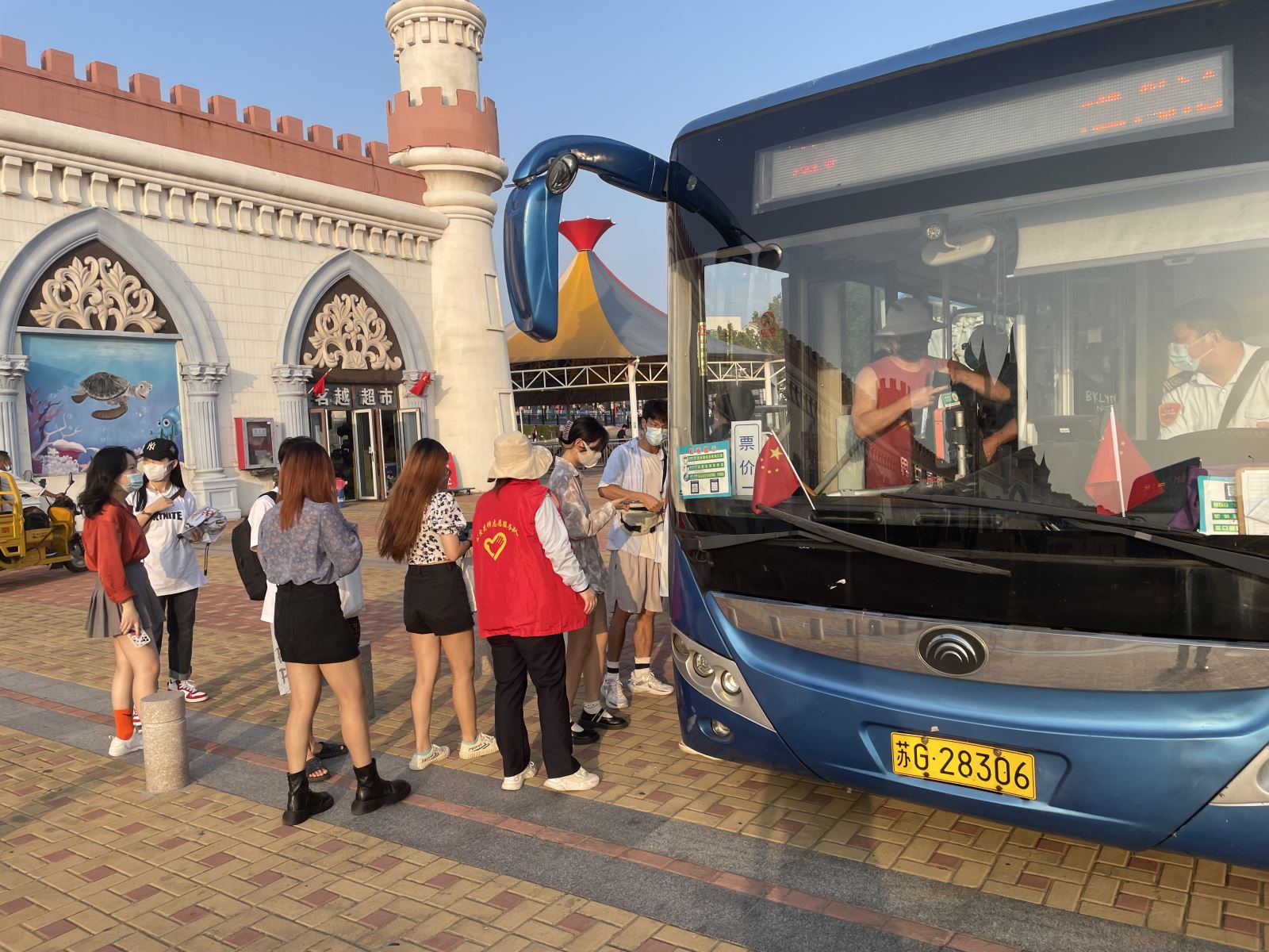 公交先鋒志愿服務(wù)隊在國慶期間開(kāi)展志愿服務(wù)活動(dòng)