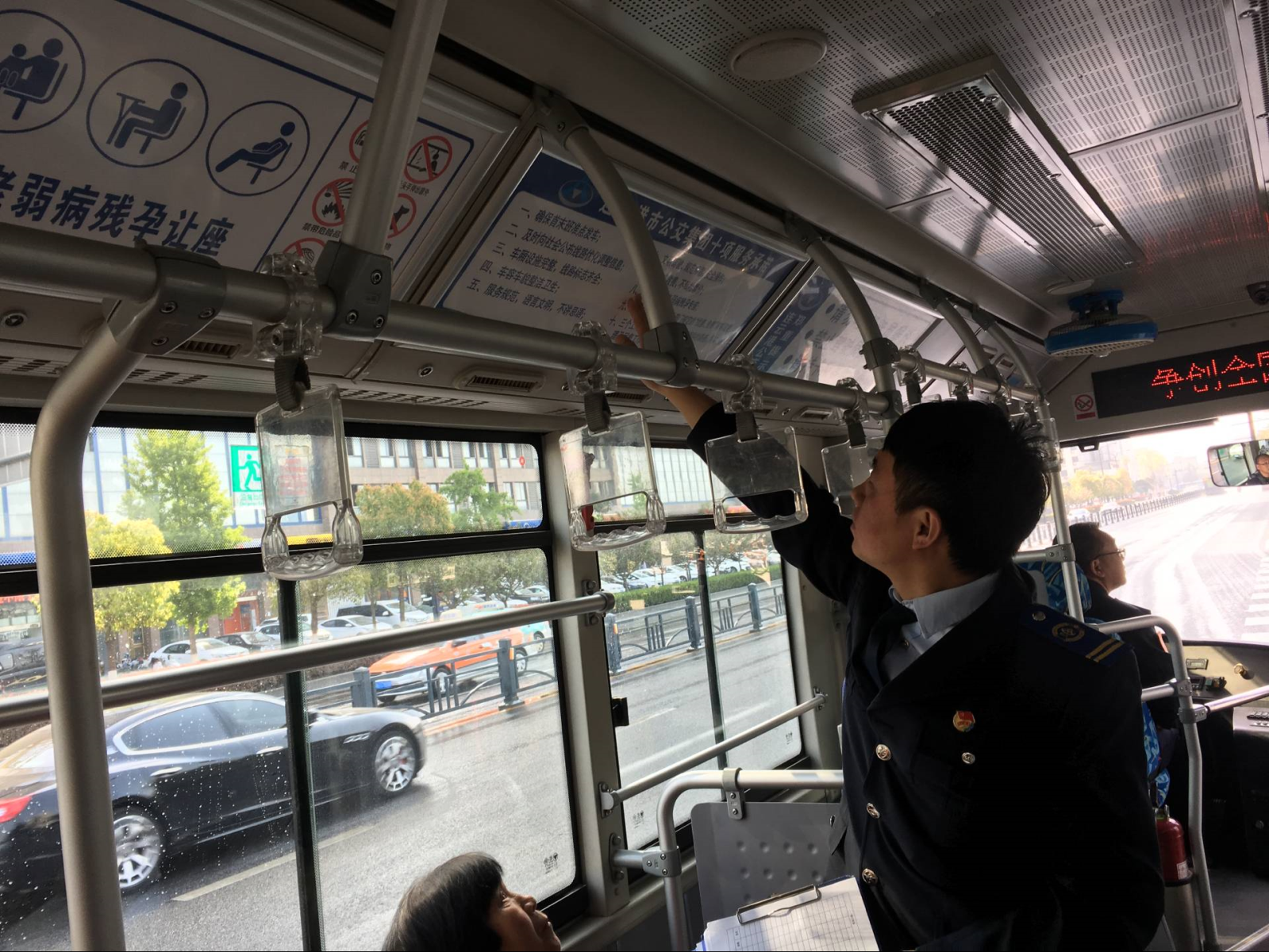 公交集團海通公交公司開(kāi)展服務(wù)規范大檢查