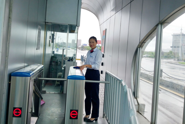 公交集團快速公司站務(wù)員暖心服務(wù) 讓愛(ài)凝聚