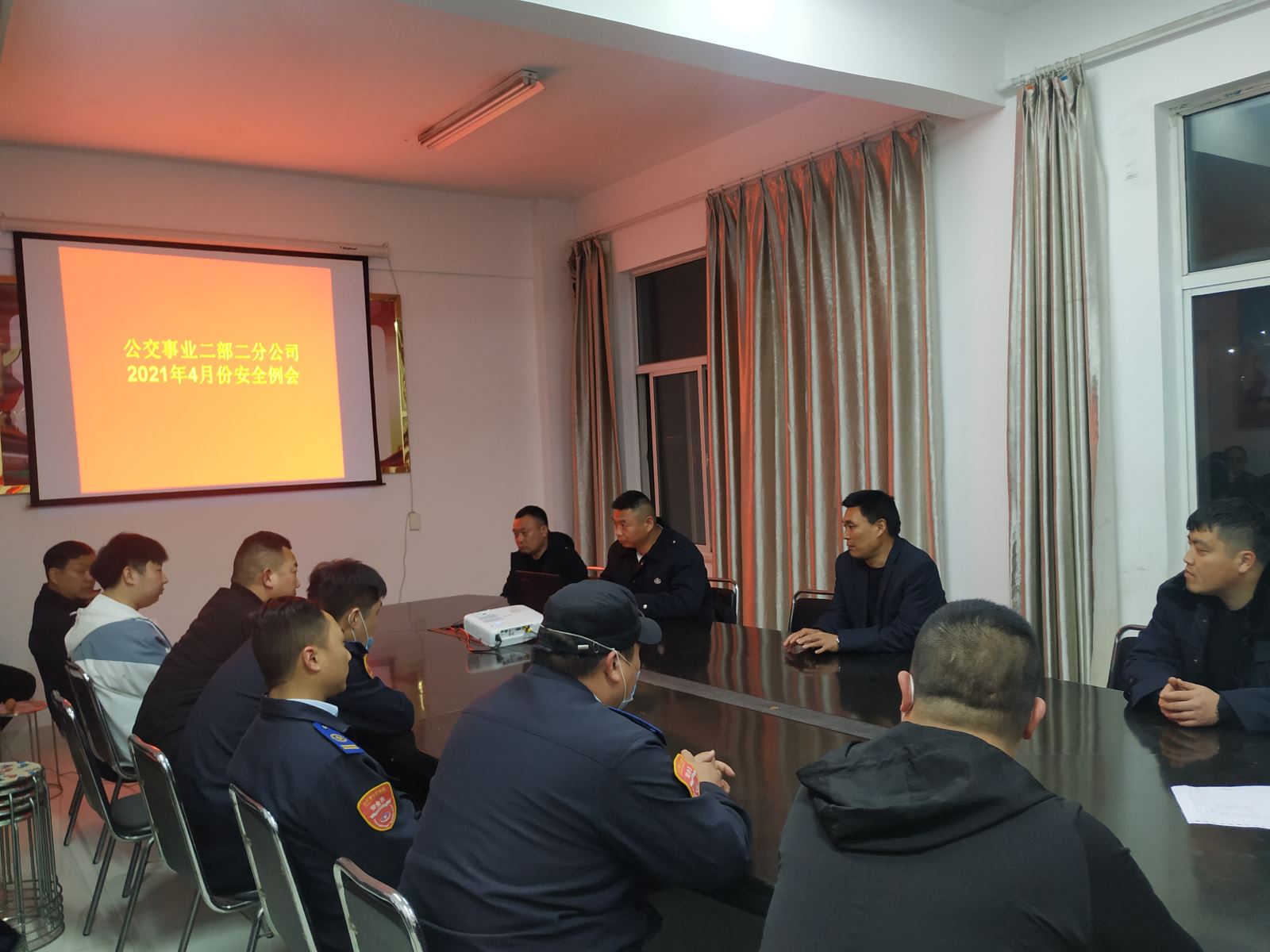公交集團公交事業(yè)二部召開(kāi)駕駛員安全會(huì )