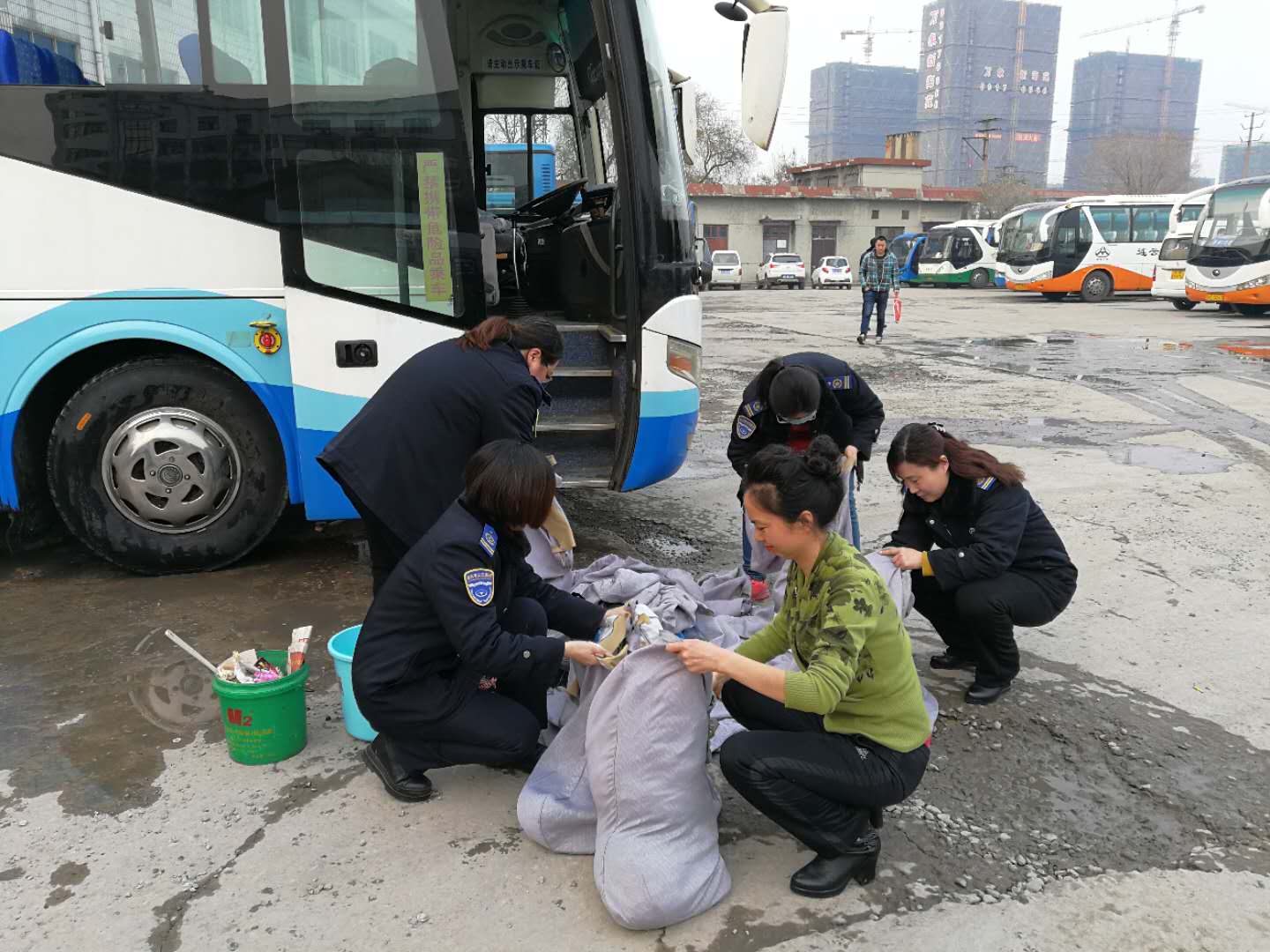 公交集團佳連公司開(kāi)展車(chē)輛大清洗活動(dòng)