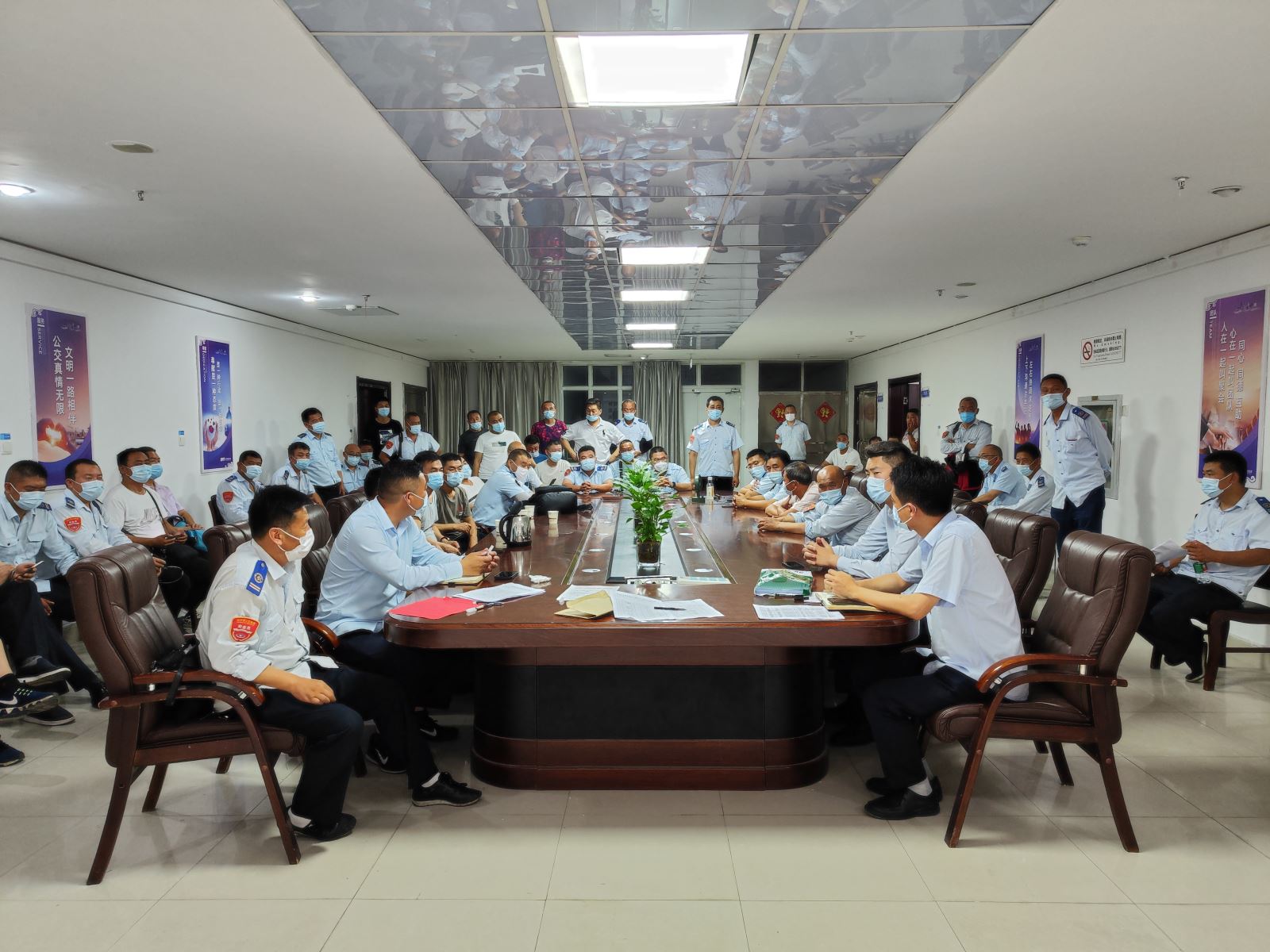 公交集團快速公交事業(yè)部召開(kāi)駕駛員安全會(huì )議