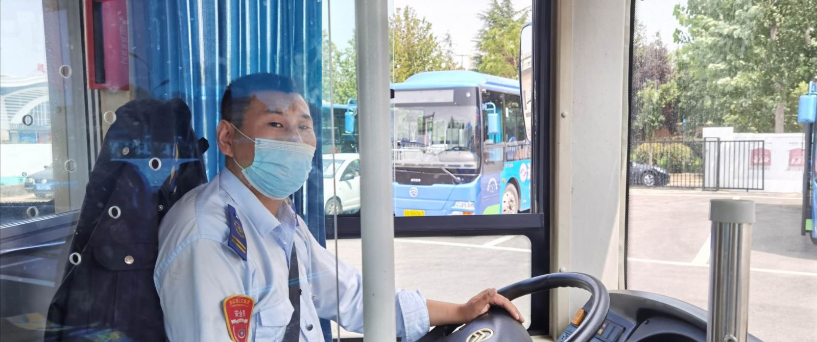 公交集團公交事業(yè)一部 11路駕駛員楊波拾金不昧受表?yè)P