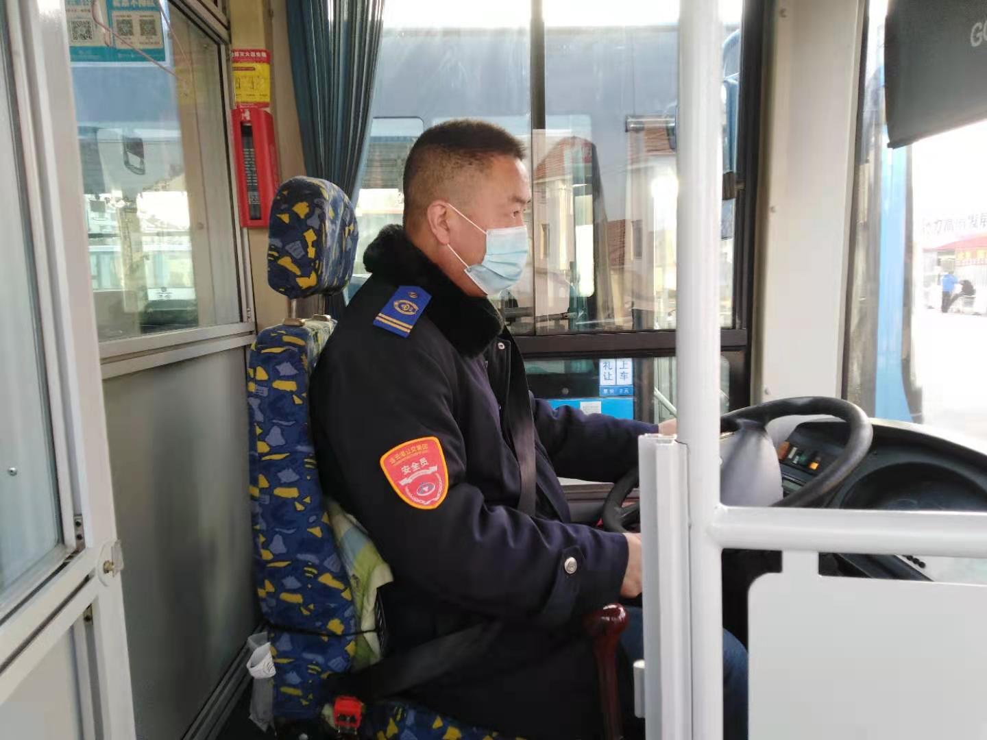 公交集團公交事業(yè)一部119路駕駛員萬(wàn)發(fā)文拾金不昧受表?yè)P