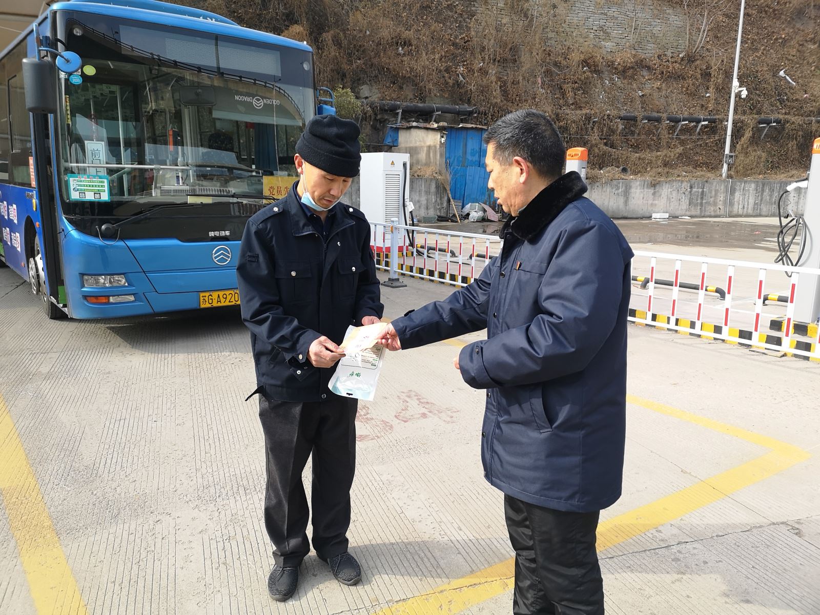 公交集團公交事業(yè)二部開(kāi)展春節走訪(fǎng)慰問(wèn)困難黨員活動(dòng)