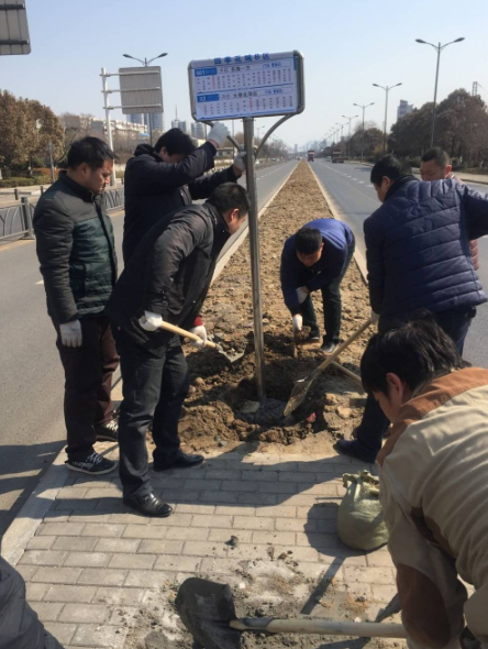 公交東部公司重新樹(shù)立大港路等臨時(shí)站牌