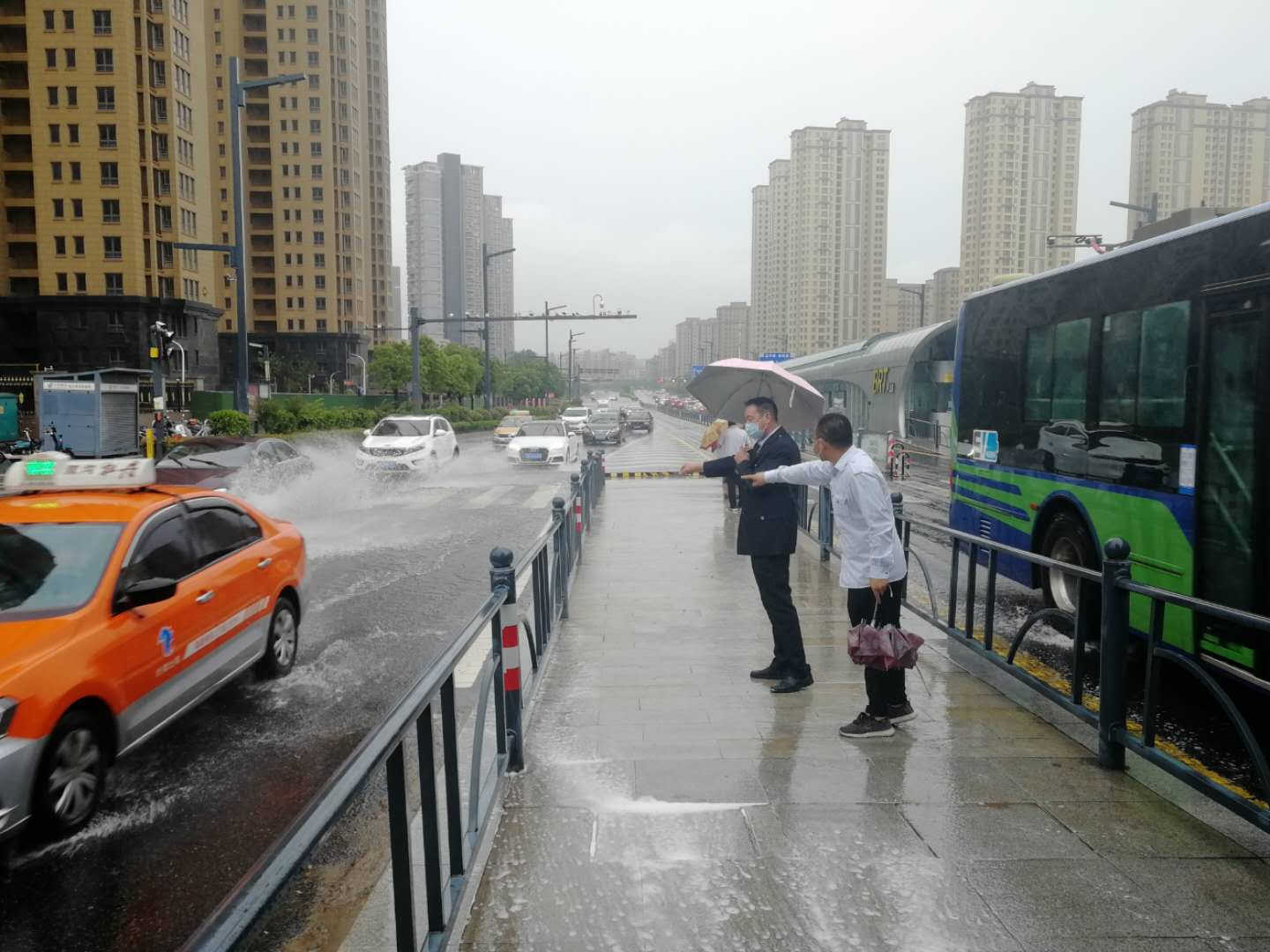 大雨來(lái)襲，快速公交事業(yè)部抗澇搶險全力以赴 為市民出行保駕護航！
