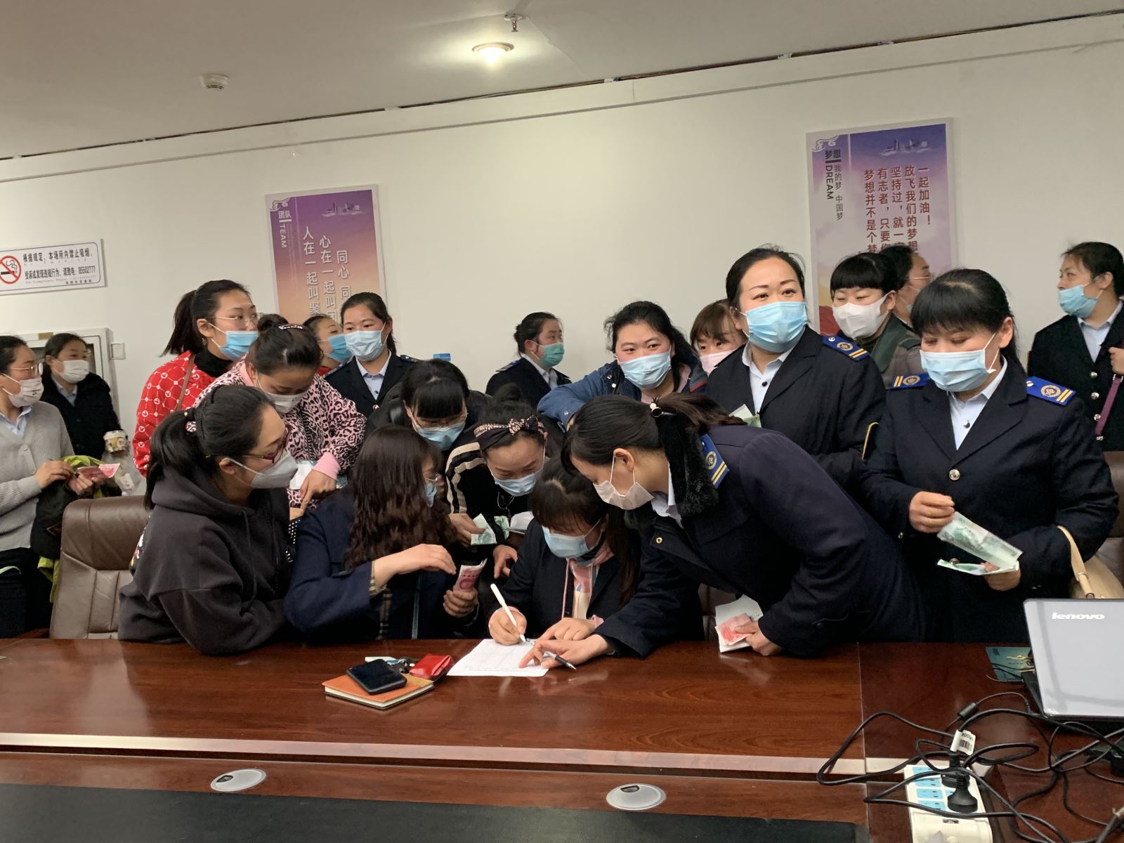 攜手戰病魔，大愛(ài)暖人心——快速公交事業(yè)部為站務(wù)員熊炳茹幼子捐款