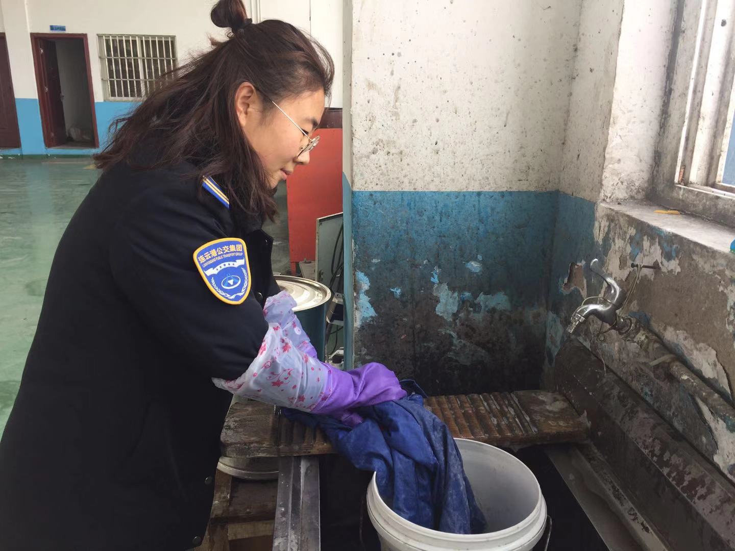 公交集團機務(wù)技術(shù)事業(yè)部開(kāi)展學(xué)雷鋒關(guān)愛(ài)活動(dòng)