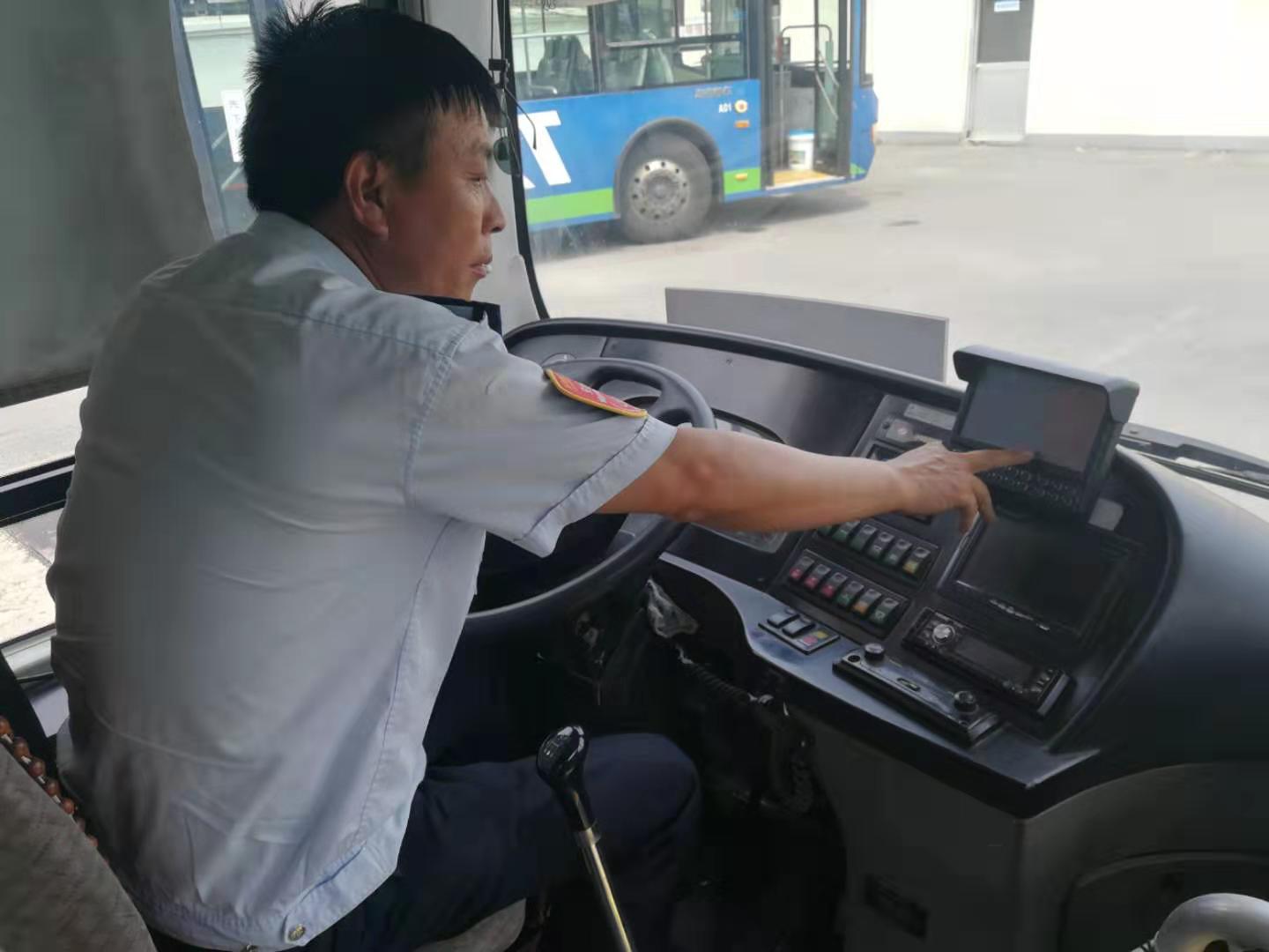 公交集團快速公交事業(yè)部開(kāi)展車(chē)輛專(zhuān)項檢查工作