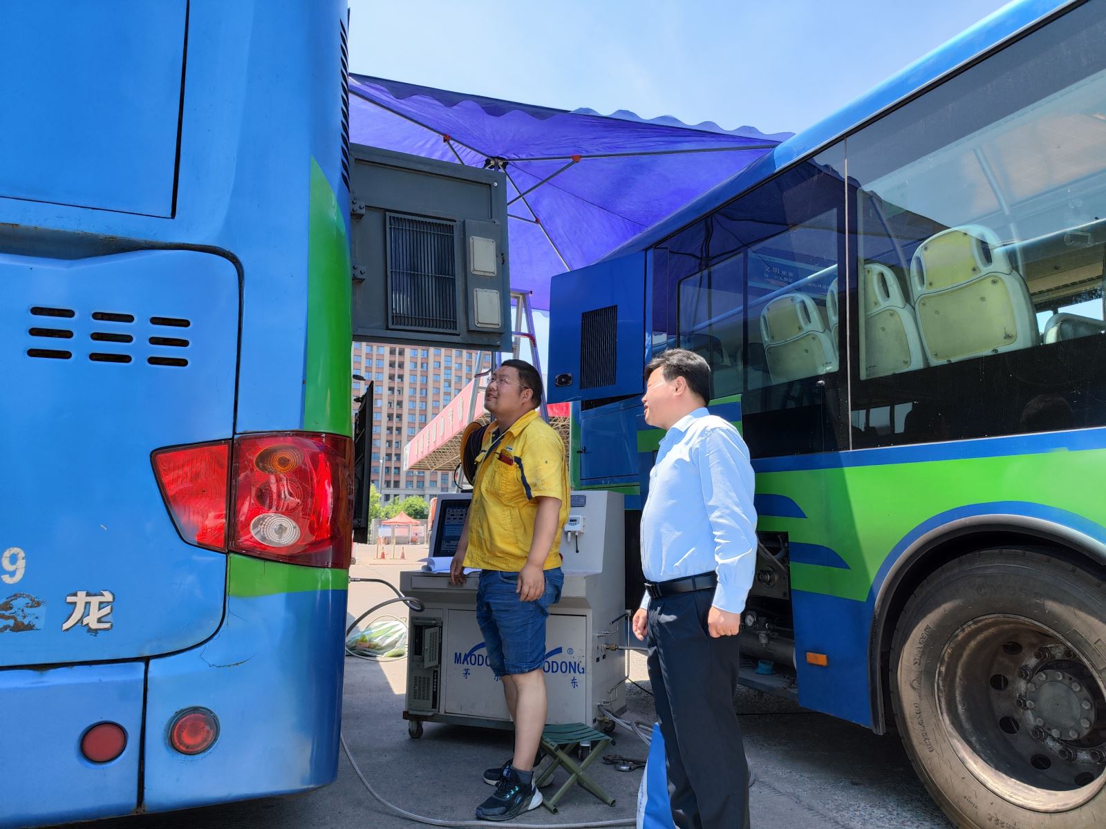 公交集團快速公交事業(yè)部開(kāi)展LNG車(chē)載氣瓶檢測工作