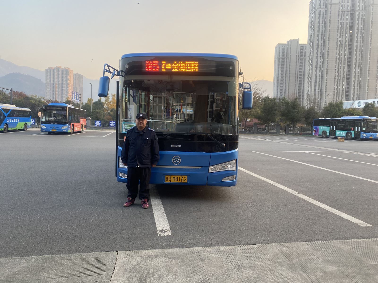 公交集團公交事業(yè)二部游5路駕駛員楊超及時(shí)歸還乘客丟失的手機