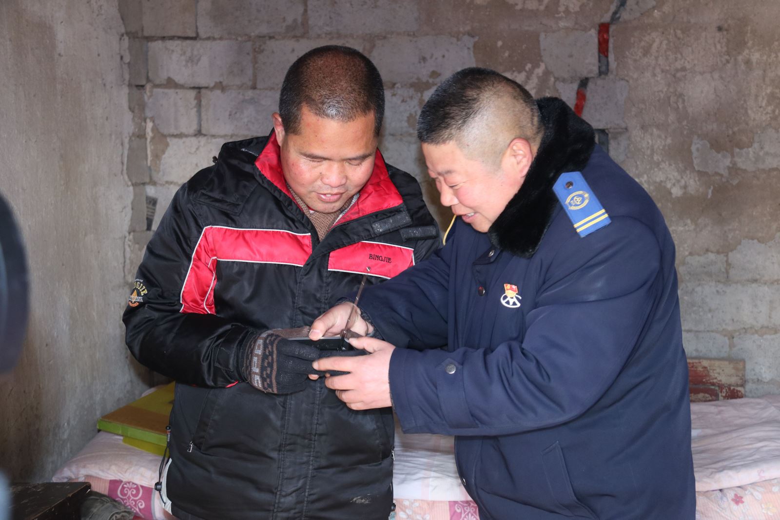 公交集團公交事業(yè)一部23路駕駛員喬曉峰看望殘疾乘客暖人心