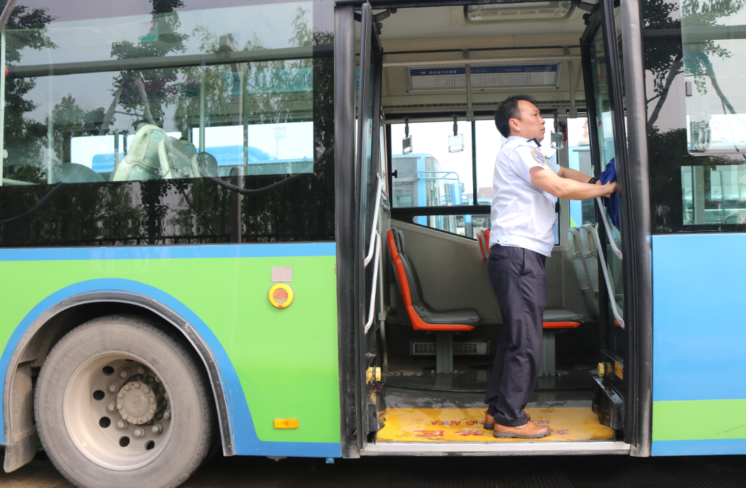 公交集團快速公司清洗B1K車(chē)輛為創(chuàng  )建文明城市助力