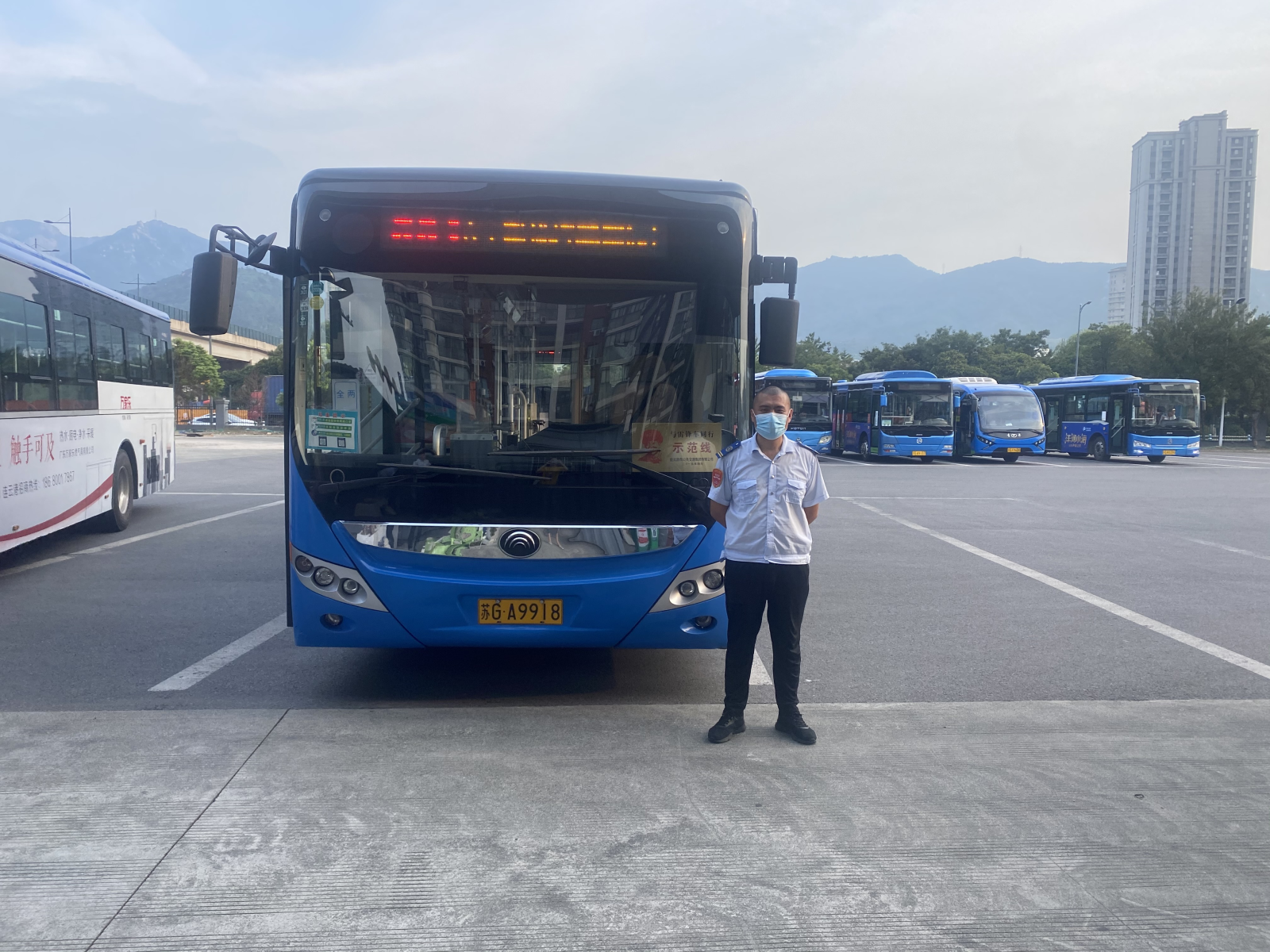 公交事業(yè)二部601路駕駛員王亮及時(shí)歸還乘客丟失的手機