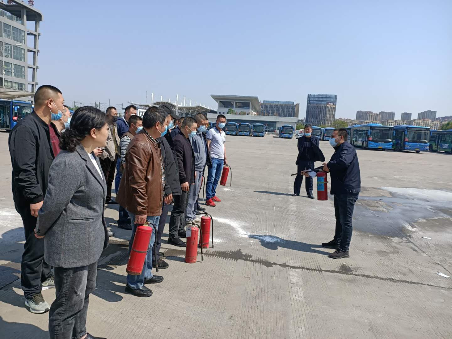 快速公交事業(yè)部東城分公司開(kāi)展駕駛員消防滅火實(shí)戰演練，全力保障乘客出行安全