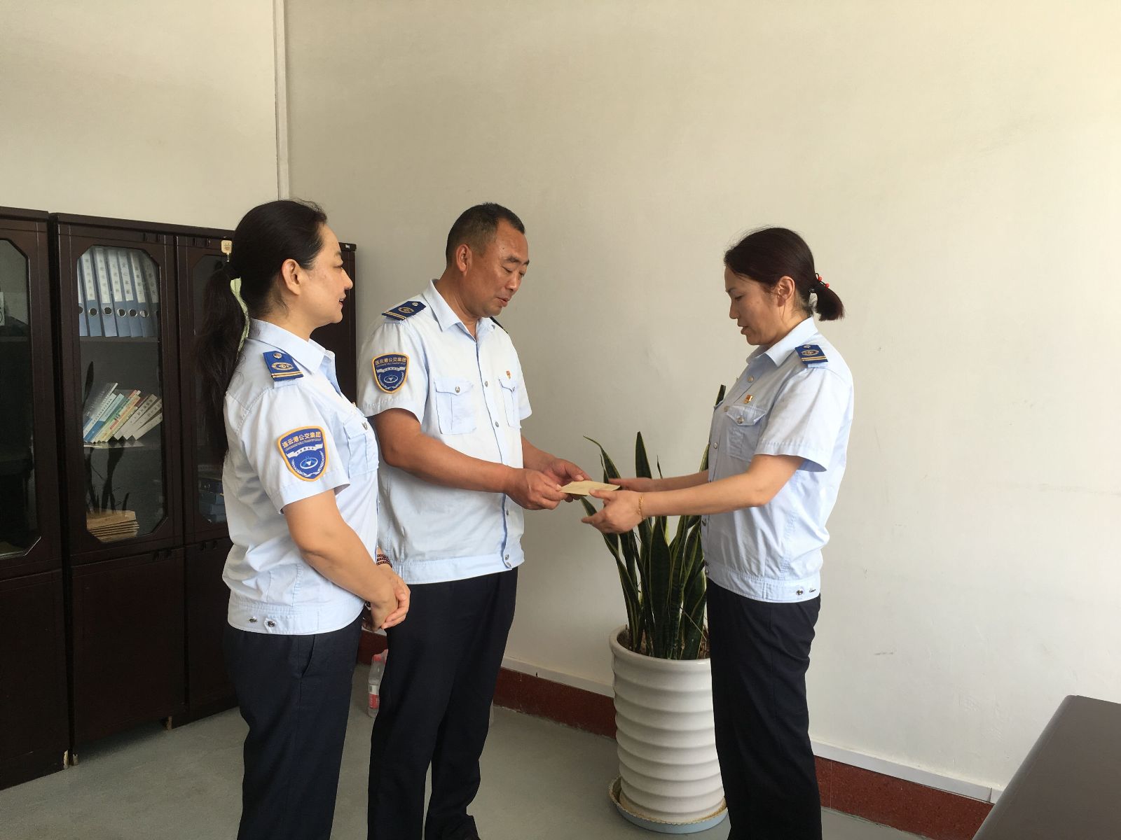 公交集團海通公交公司黨總支、工會(huì )“七一”慰問(wèn)困難黨員