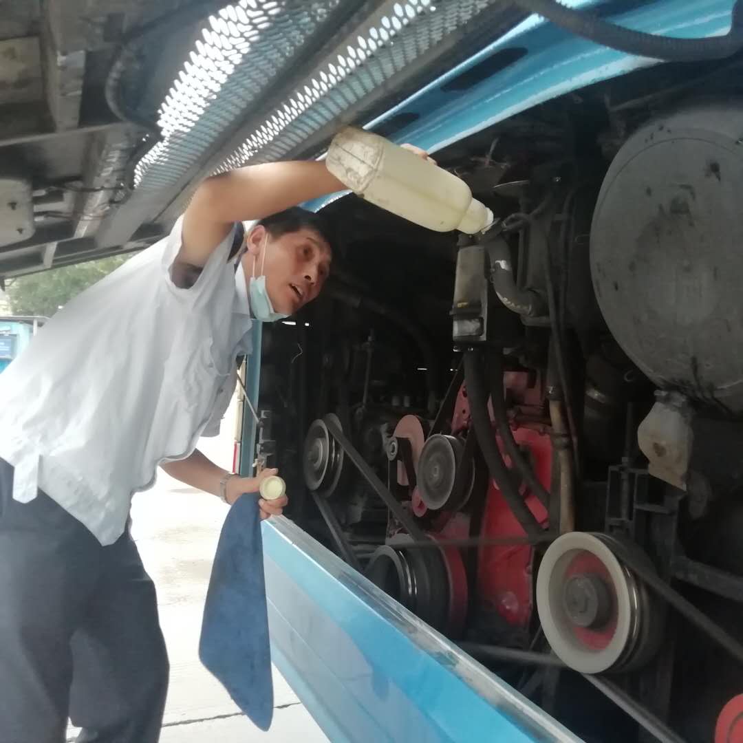 公交集團快速公交事業(yè)部深入開(kāi)展創(chuàng  )文檢查