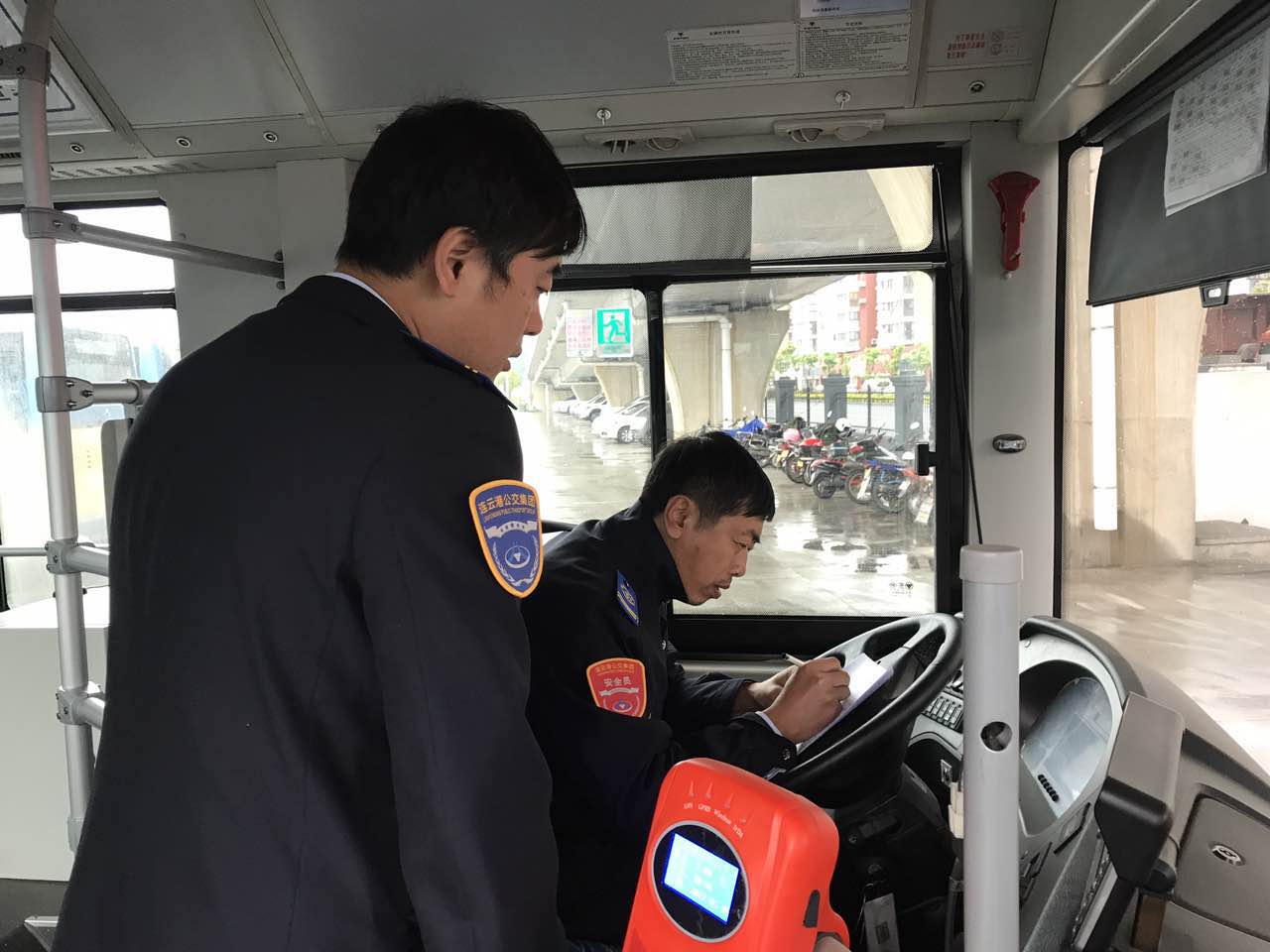公交東部公司開(kāi)展“安全生產(chǎn) 優(yōu)質(zhì)服務(wù)”綜合大檢查 助推文明城市建設