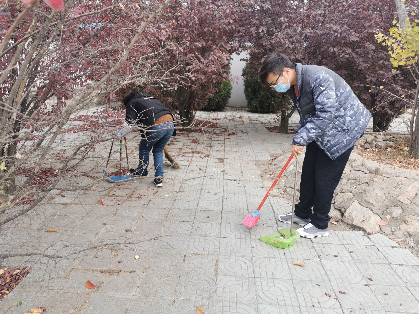 公交集團公交事業(yè)二部開(kāi)展場(chǎng)站衛生大掃除活動(dòng)