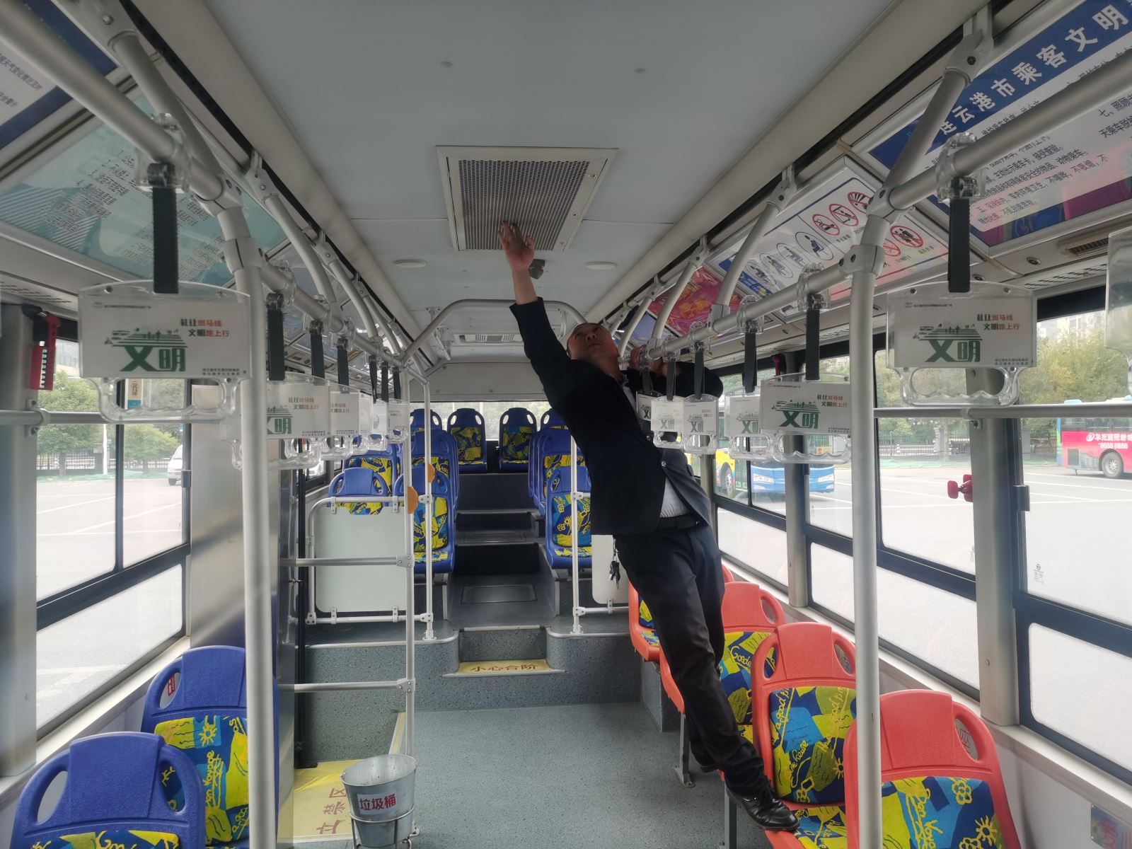 公交集團公交事業(yè)二部開(kāi)展車(chē)輛過(guò)冬準備工作