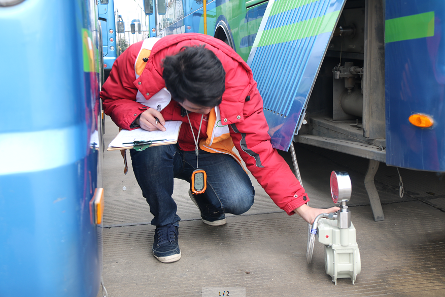 公交快速公司開(kāi)展天然氣公交車(chē)氣瓶安全檢測