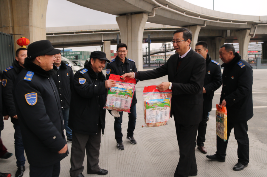 公交集團領(lǐng)導春節走訪(fǎng)慰問(wèn)基層單位