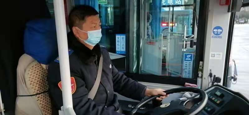 公交集團公交事業(yè)一部22路駕駛員周君拾金不昧受表?yè)P