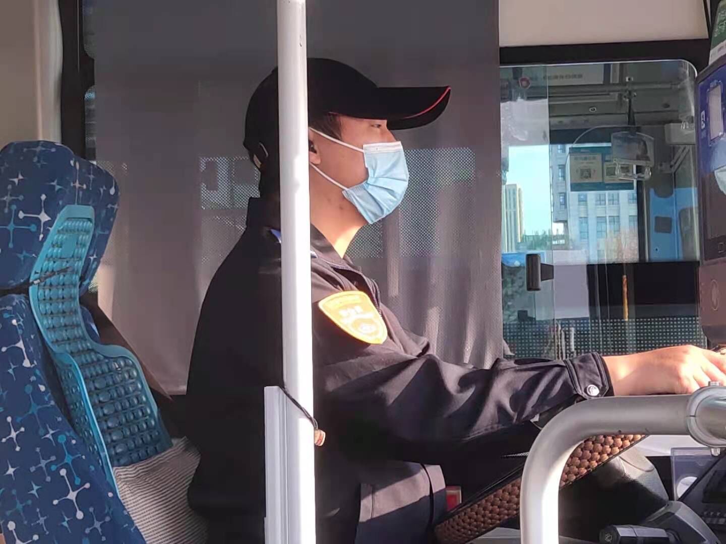 公交事業(yè)一部22K路駕駛員王蒙蒙拾金不昧受表?yè)P