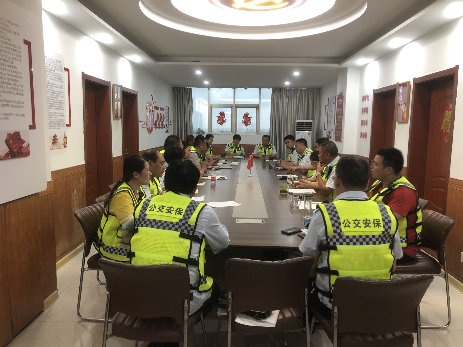 公交集團公交事業(yè)一部連夜召開(kāi)疫情防控工作會(huì )議