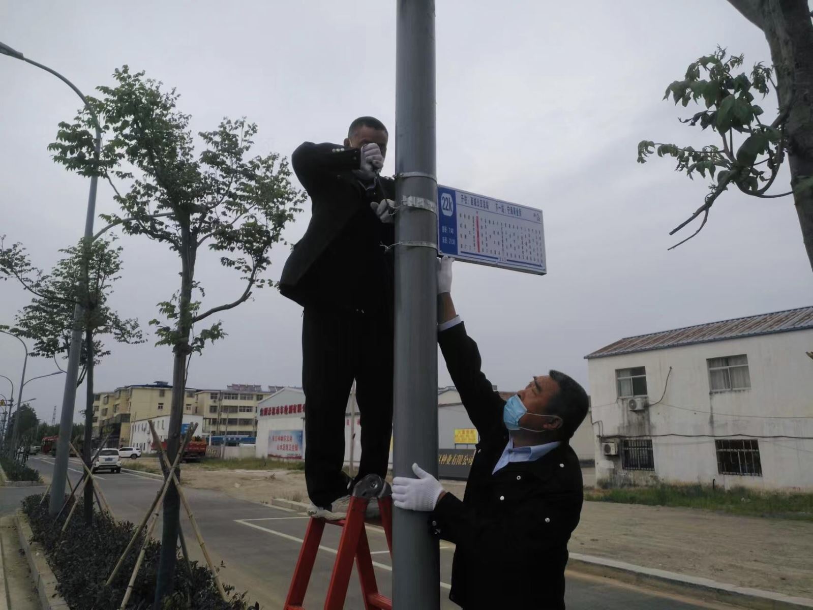 公交集團公交事業(yè)一部開(kāi)展線(xiàn)路路牌 排查整改