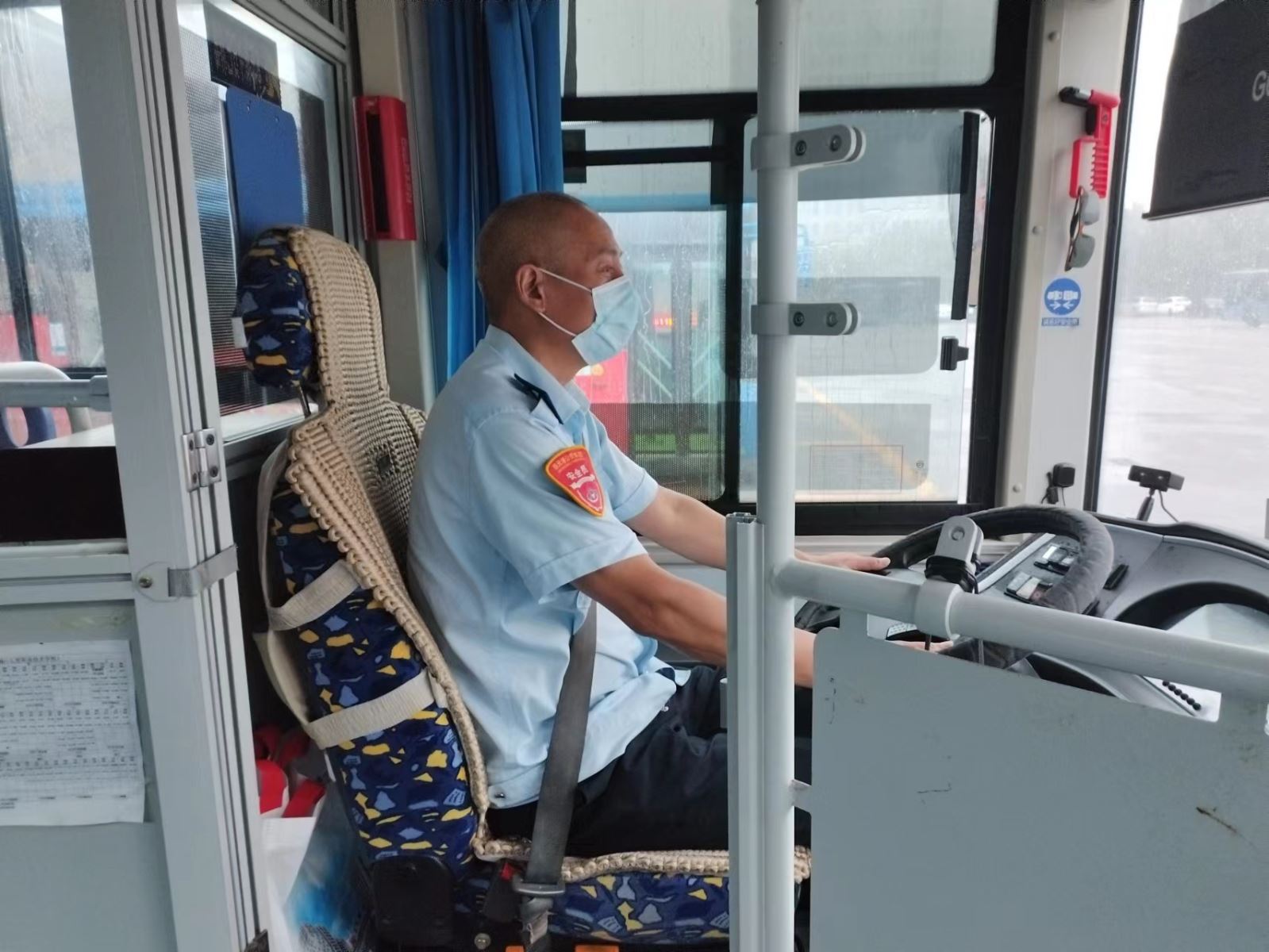 公交集團公交事業(yè)一部 15路駕駛員伏開(kāi)全拾金不昧受表?yè)P