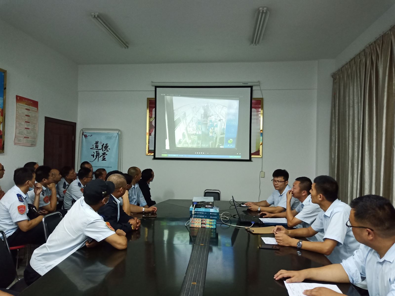 公交集團公交事業(yè)二部召開(kāi)駕駛員安全會(huì )