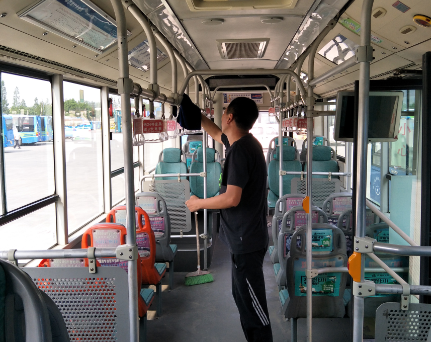 公交集團經(jīng)營(yíng)發(fā)展事業(yè)部開(kāi)展清潔車(chē)輛衛生活動(dòng)