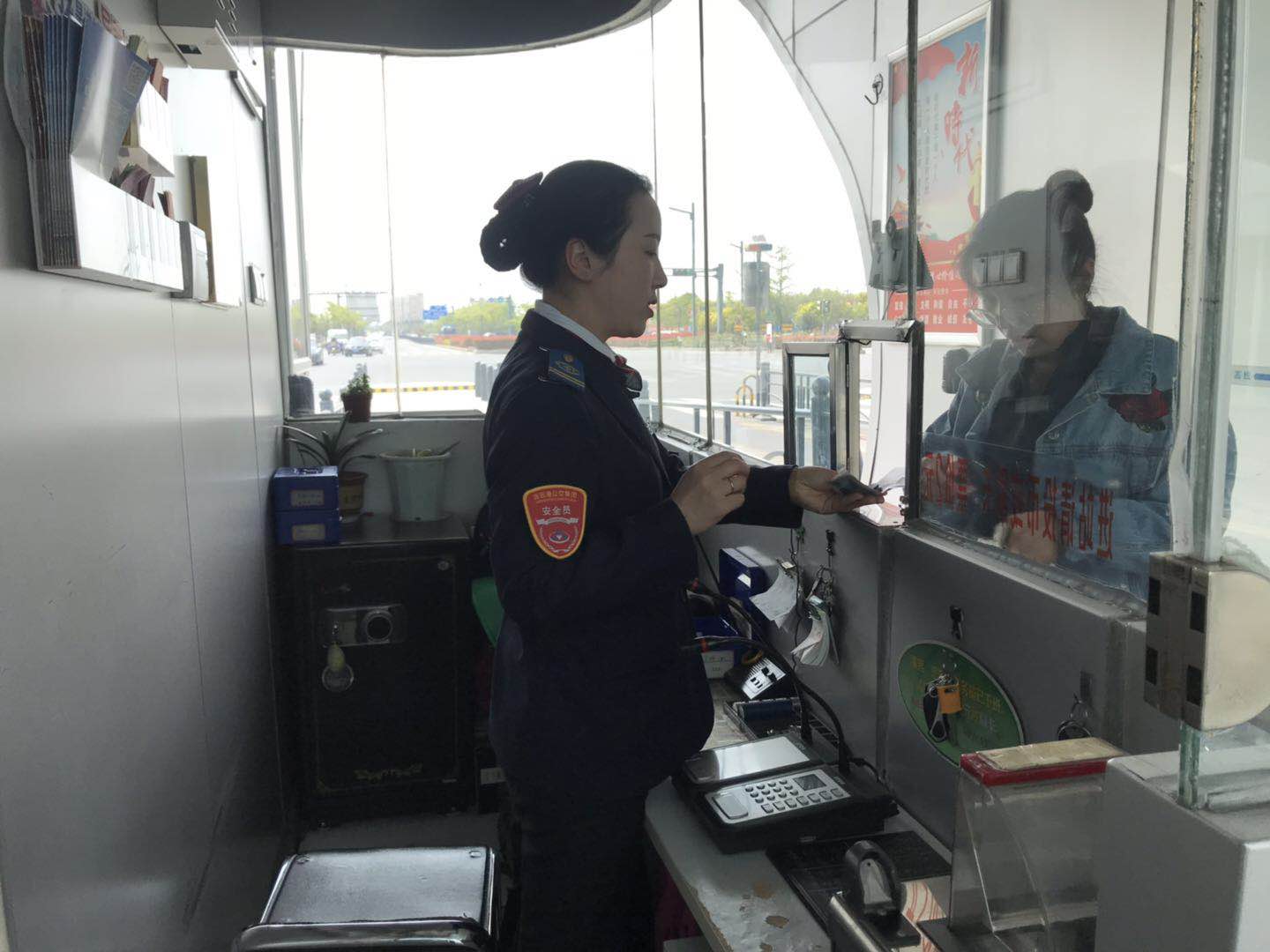 公交集團快速公交事業(yè)部開(kāi)展站臺綜合檢查