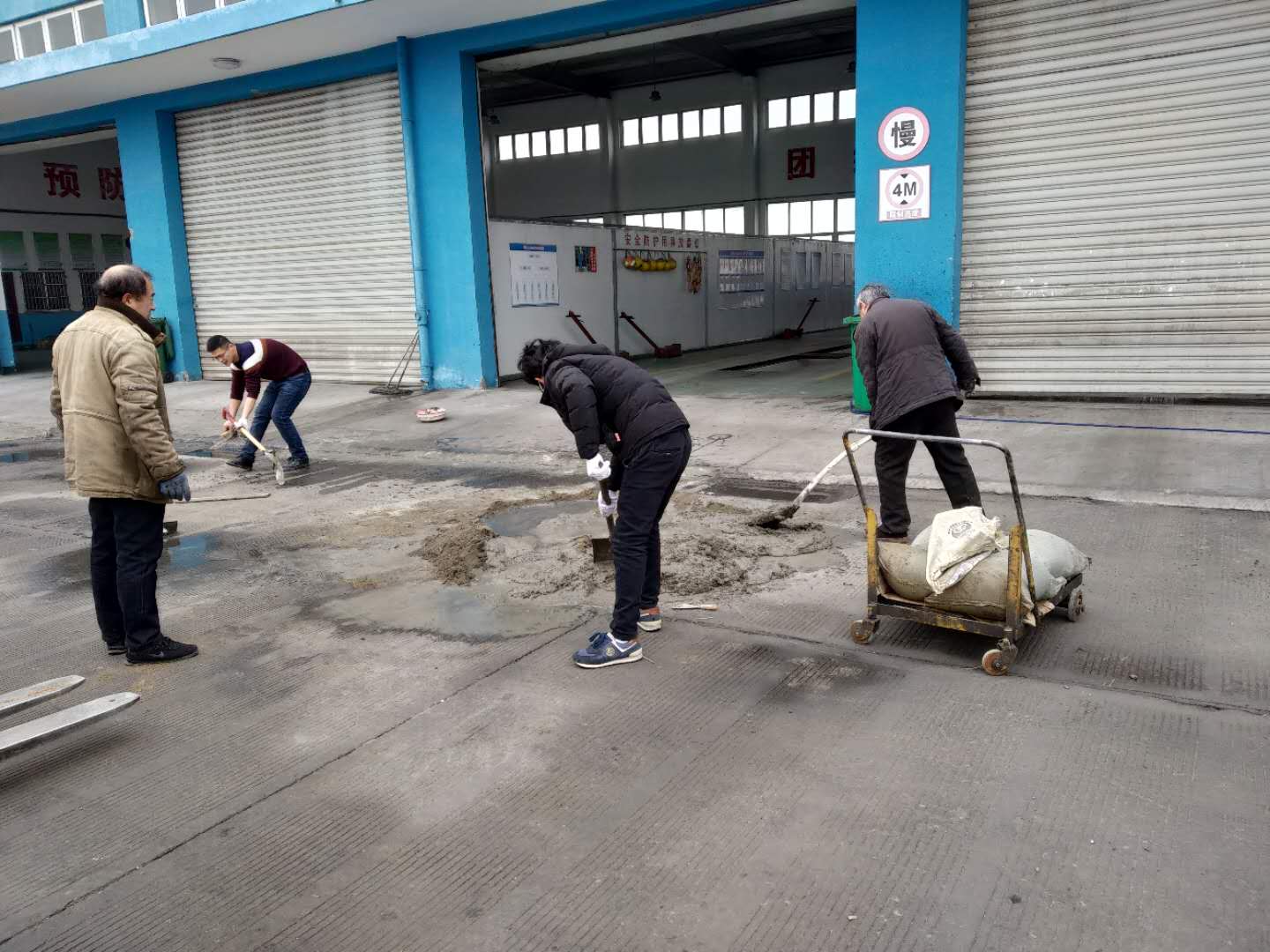 公交集團機務(wù)事業(yè)部大浦分廠(chǎng)開(kāi)展車(chē)間地坪修整作業(yè)