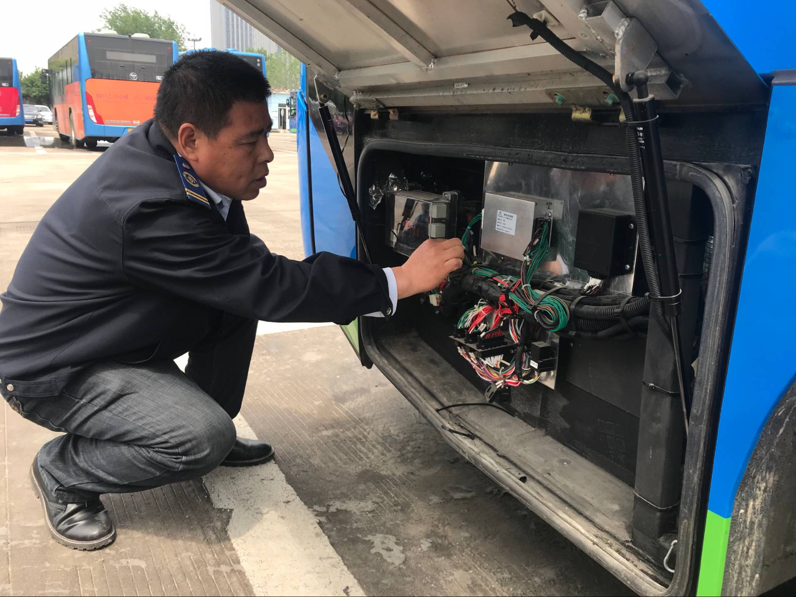 公交集團佳連公司開(kāi)展純電動(dòng)車(chē)楊柳絮清理工作