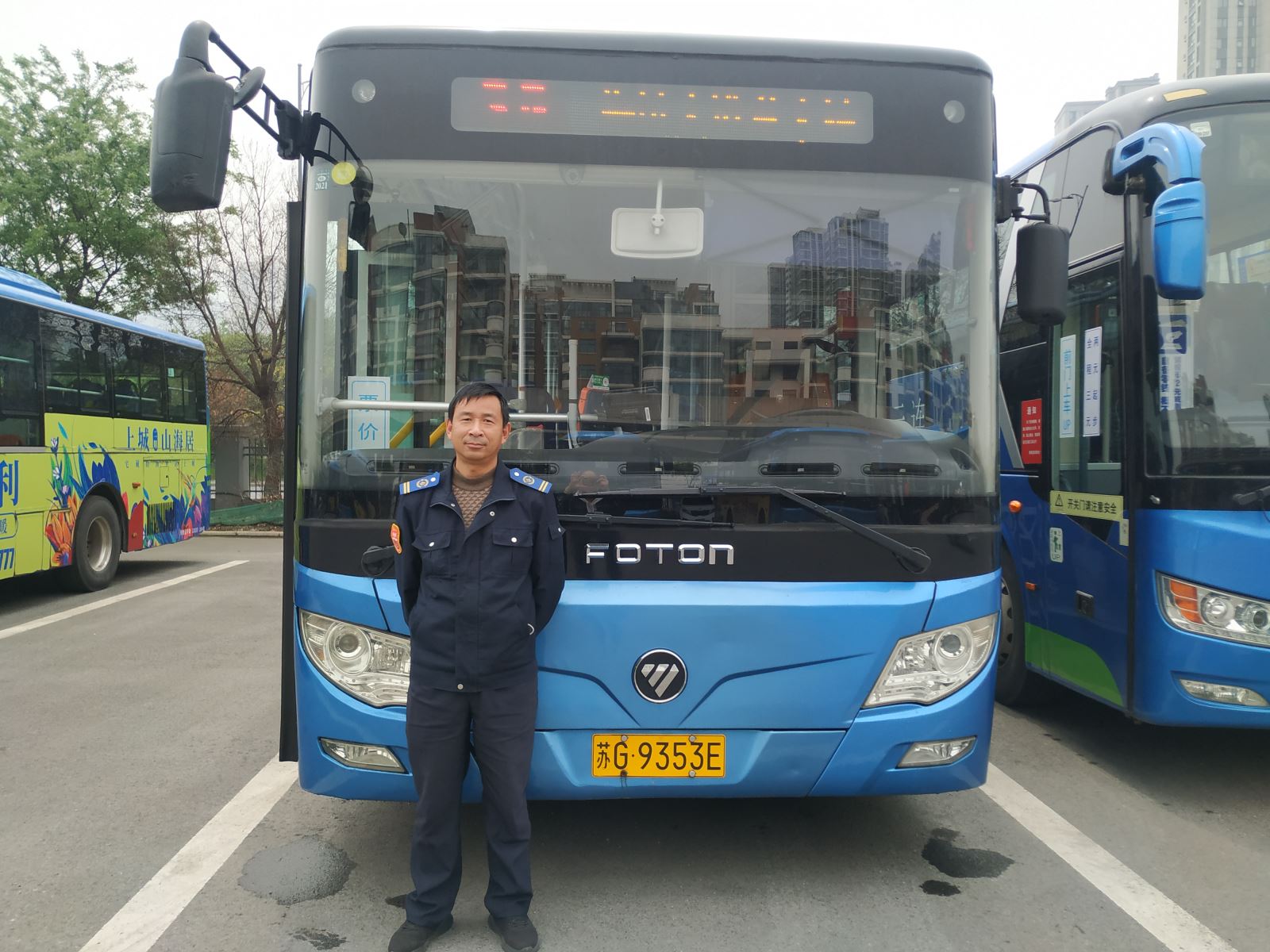 公交集團公交事業(yè)二部35路駕駛員周朝利及時(shí)歸還乘客丟失的包受表?yè)P