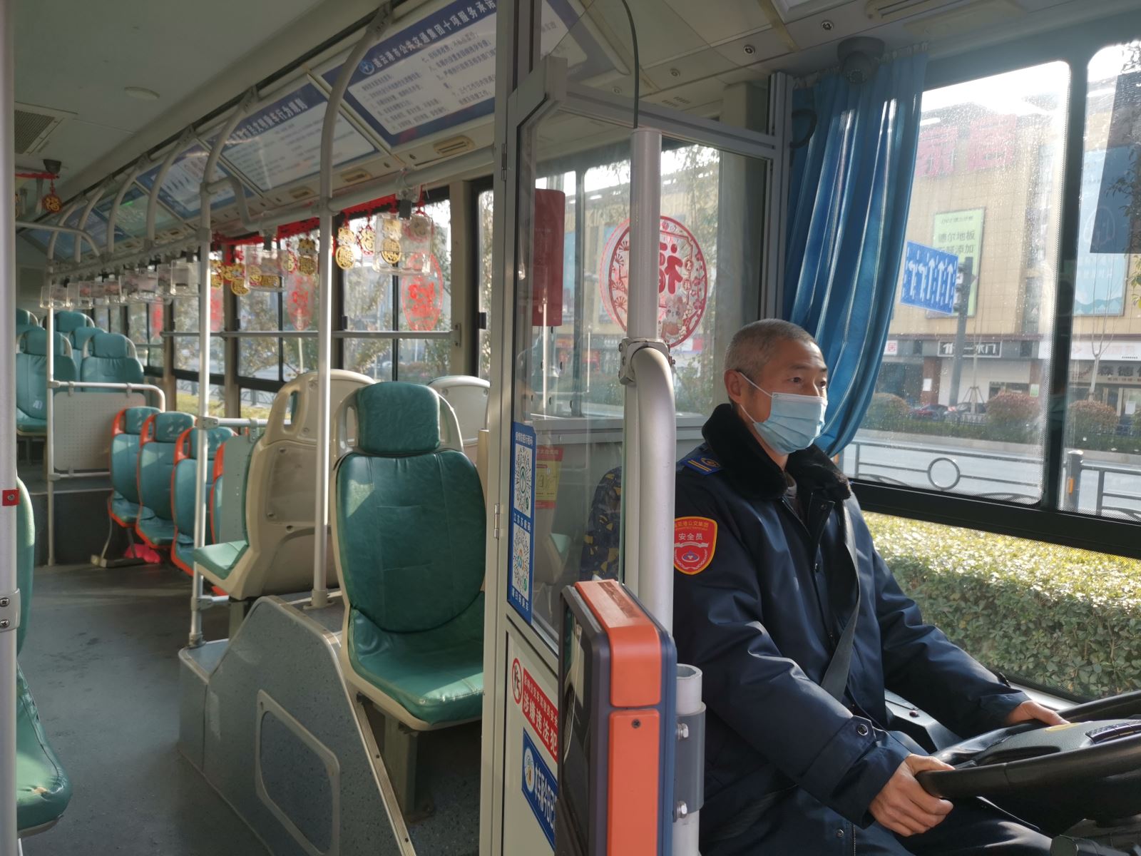 扮靚車(chē)廂迎新春  BRT車(chē)內年味濃