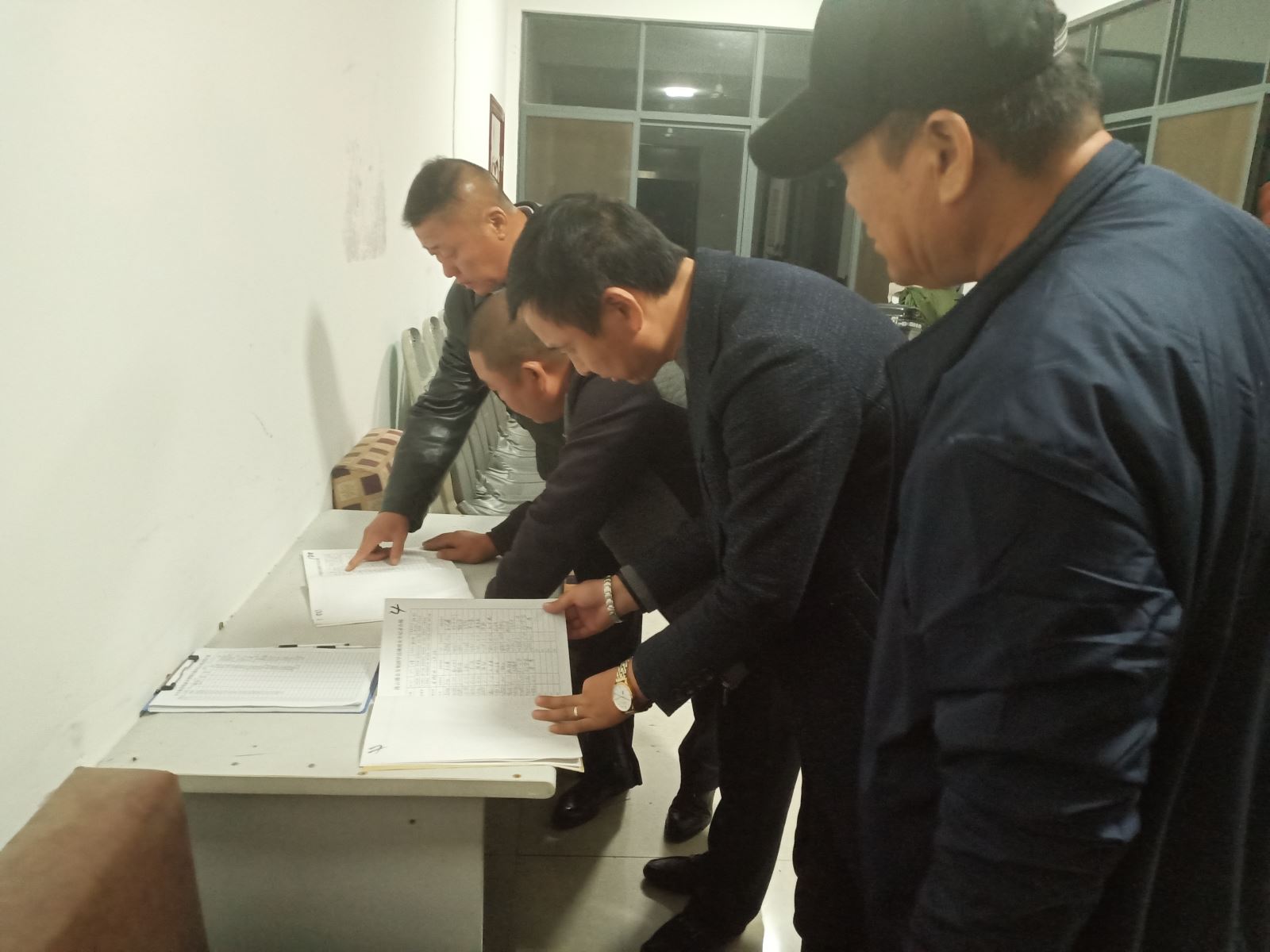 公交集團公交事業(yè)一部加強夜查筑牢安全生產(chǎn)防線(xiàn)