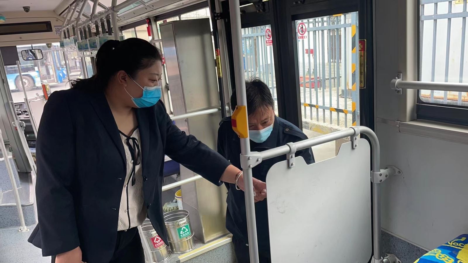 公交集團公交事業(yè)一部樹(shù)立標準化 持續開(kāi)展車(chē)容車(chē)貌綜合檢查工作