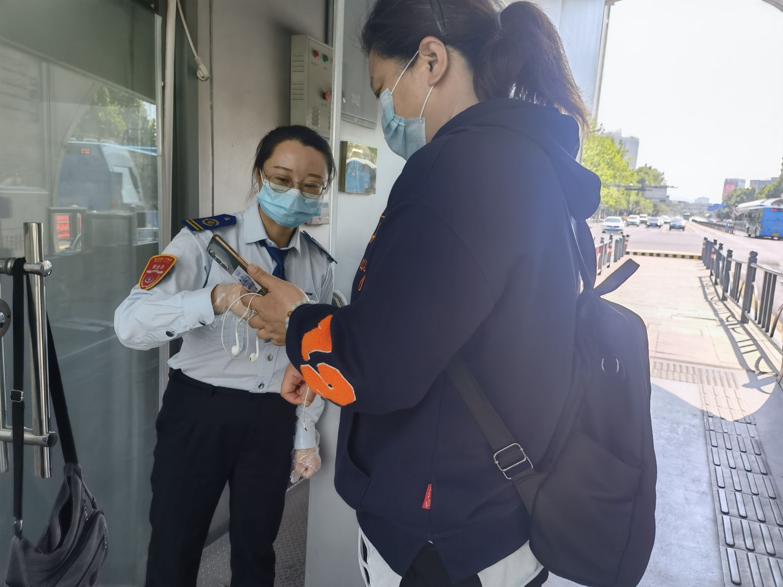 公交集團快速公交事業(yè)部站務(wù)員王慧、朱桂平接力找文件獲暖心點(diǎn)贊