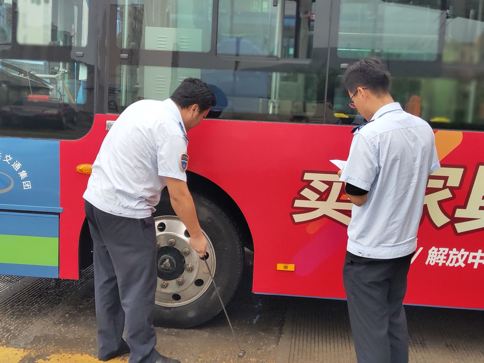 公交集團積極開(kāi)展輪胎專(zhuān)項檢查工作