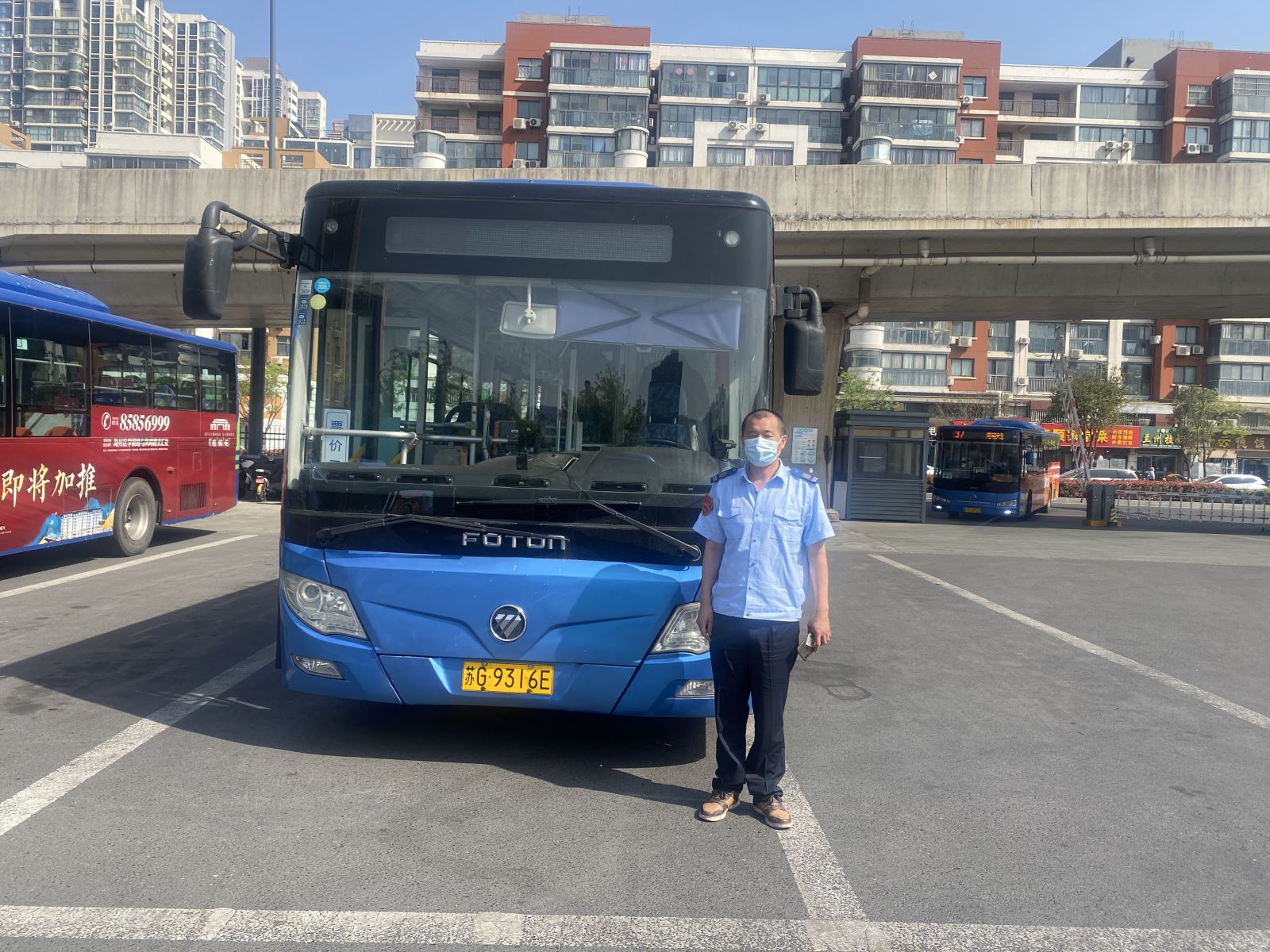 公交集團公交事業(yè)二部113路駕駛員龔志兵及時(shí)歸還乘客丟失的手機